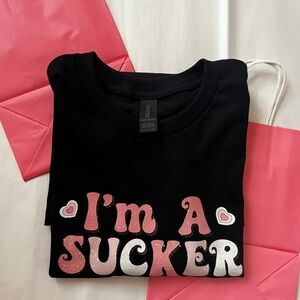 Gildan Valentine Tee - ‘I'm A Sucker’ 🍭🩷